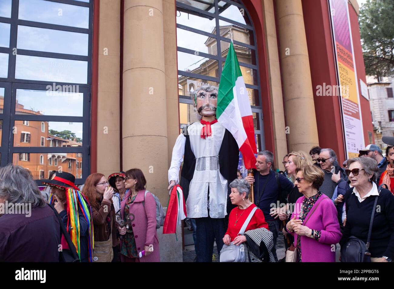 Roma, Italia. 23rd Apr, 2023. Spettacolo musicale di Ambrogio Sparagna con l'Orchestra popolare Italiana per le strade del quartiere Garbatella di Roma (Credit Image: © Matteo Nardone/Pacific Press via ZUMA Press Wire) SOLO PER USO EDITORIALE! Non per USO commerciale! Foto Stock