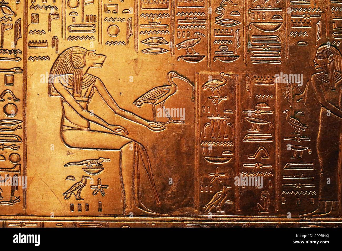 dio egiziano raffigurato come un uomo a testa di babbuino dalla tomba di Tutankhamon Foto Stock