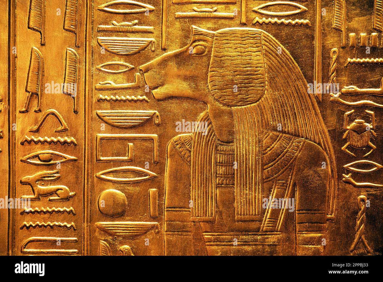 Antico dio egiziano raffigurato come un uomo a testa di babbuino dalla tomba di Tutankhamon Foto Stock