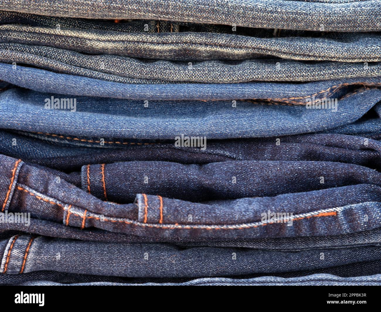 Una pila di jeans. Primo piano. Foto Stock