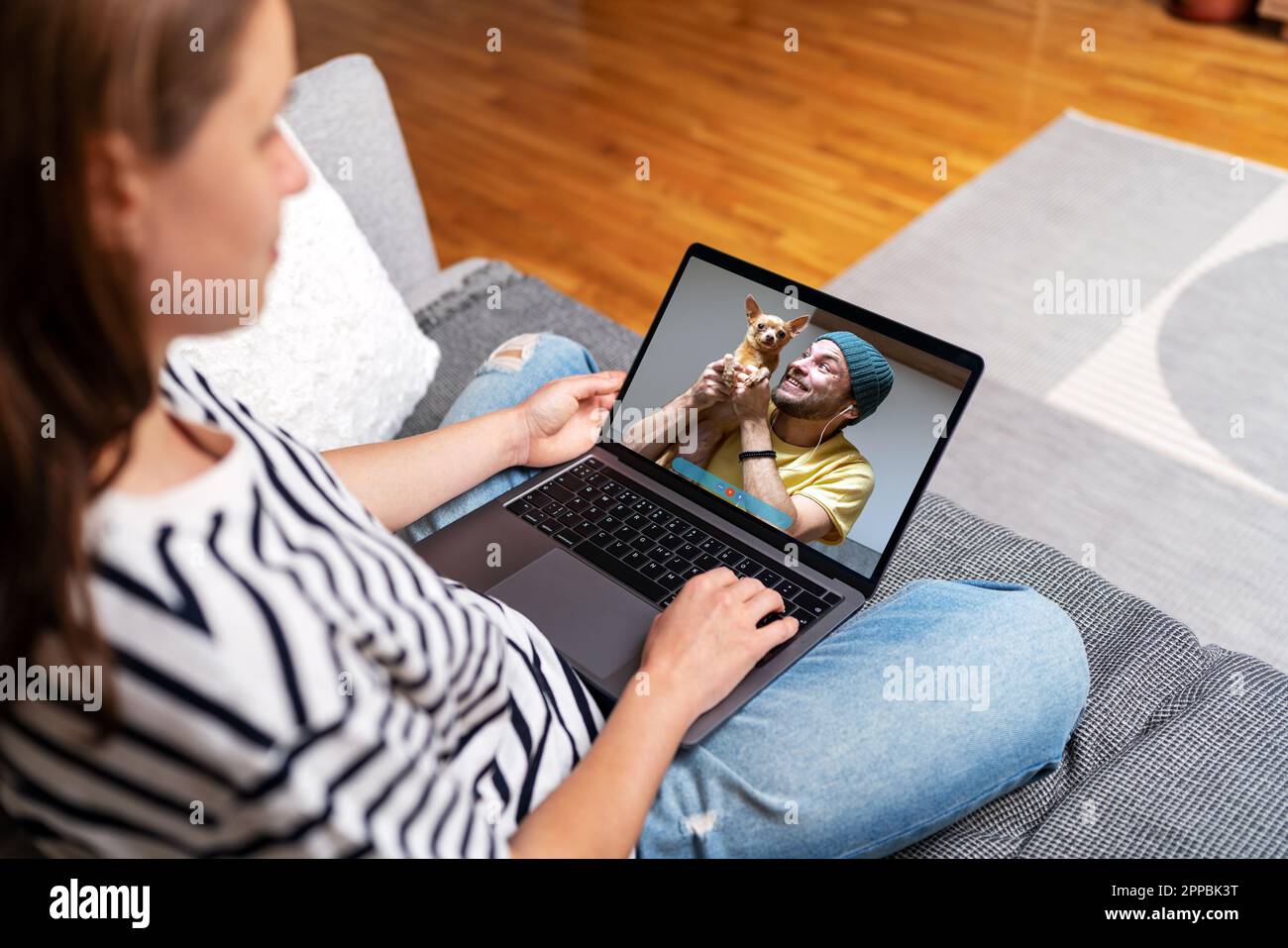 Donna che chiama il suo ragazzo in video, uomo con il suo cane sul laptop. Foto Stock
