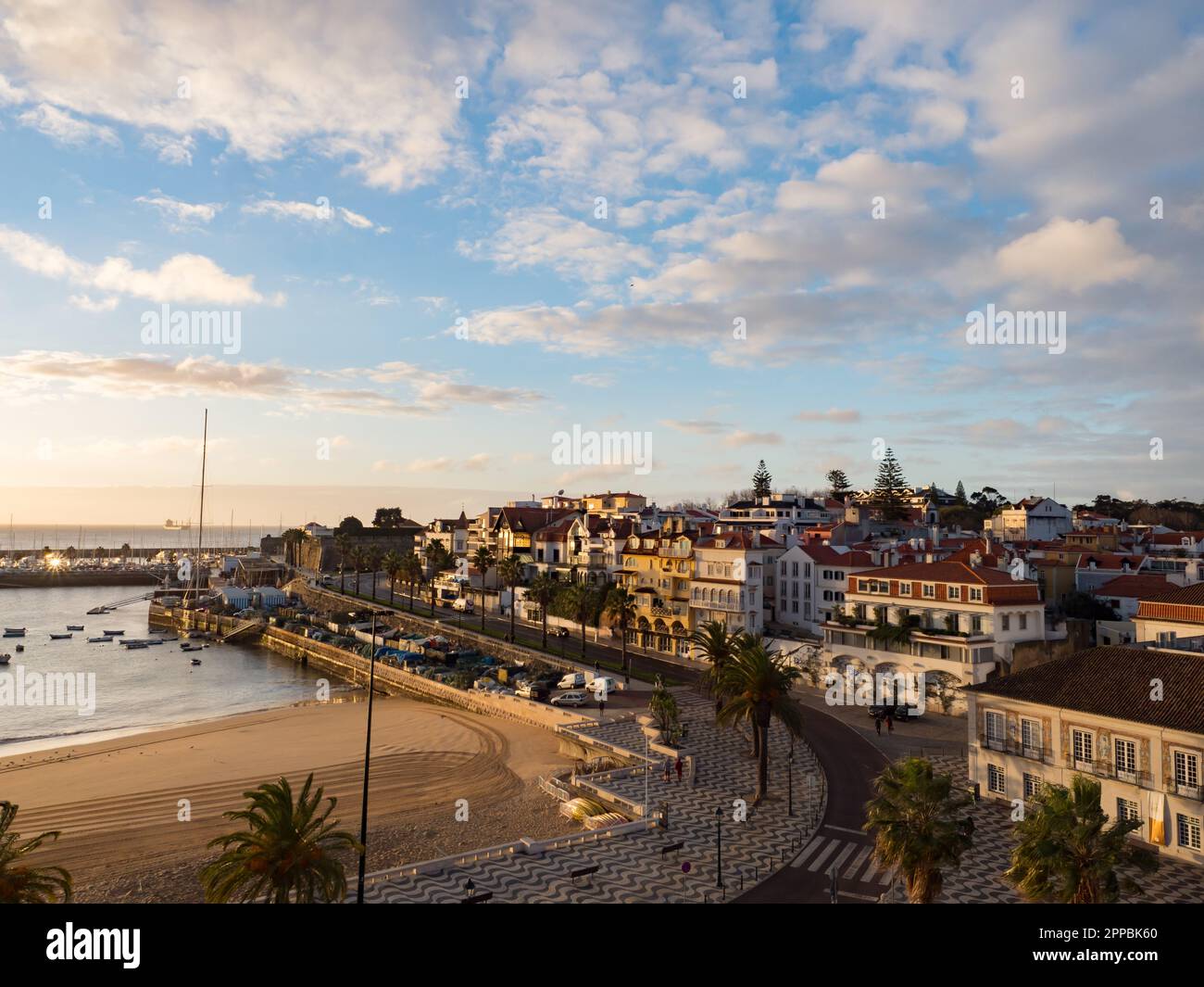 Cascais, Portogallo - Gen 2019: Ponoramic, vista aerea della città di Casacais con porticciolo, spiaggia di Ribeira e Palácio Seixas, Baía De Cascais Foto Stock
