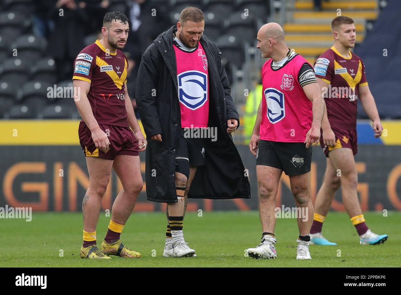 Uno sconsolato Jake Connor #1 di Huddersfield Giants parla con i suoi ex compagni di squadra a tempo pieno dopo la partita del Betfred Super League Round 10 Hull FC vs Huddersfield Giants al MKM Stadium, Hull, Regno Unito, 23rd aprile 2023 (Foto di James Heaton/News Images) Foto Stock