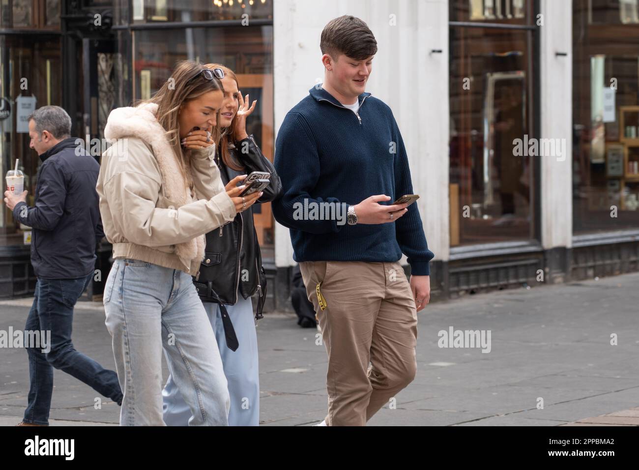 Glasgow, Scozia, Regno Unito. 23rd Apr, 2023. I pedoni nel centro di Glasgow ricevono l'allarme di prova alle 3pm:00 sui telefoni cellulari collegati alle reti 4G e 5G del Regno Unito. Credit: R.Gass/Alamy Live News Foto Stock