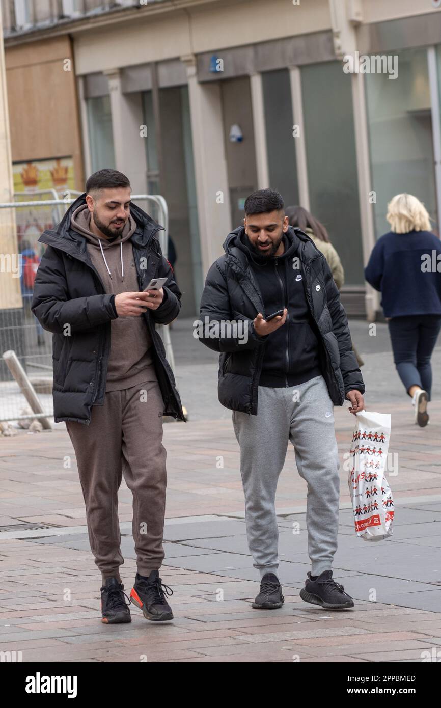 Glasgow, Scozia, Regno Unito. 23rd Apr, 2023. I pedoni nel centro di Glasgow ricevono l'allarme di prova alle 3pm:00 sui telefoni cellulari collegati alle reti 4G e 5G del Regno Unito. Credit: R.Gass/Alamy Live News Foto Stock