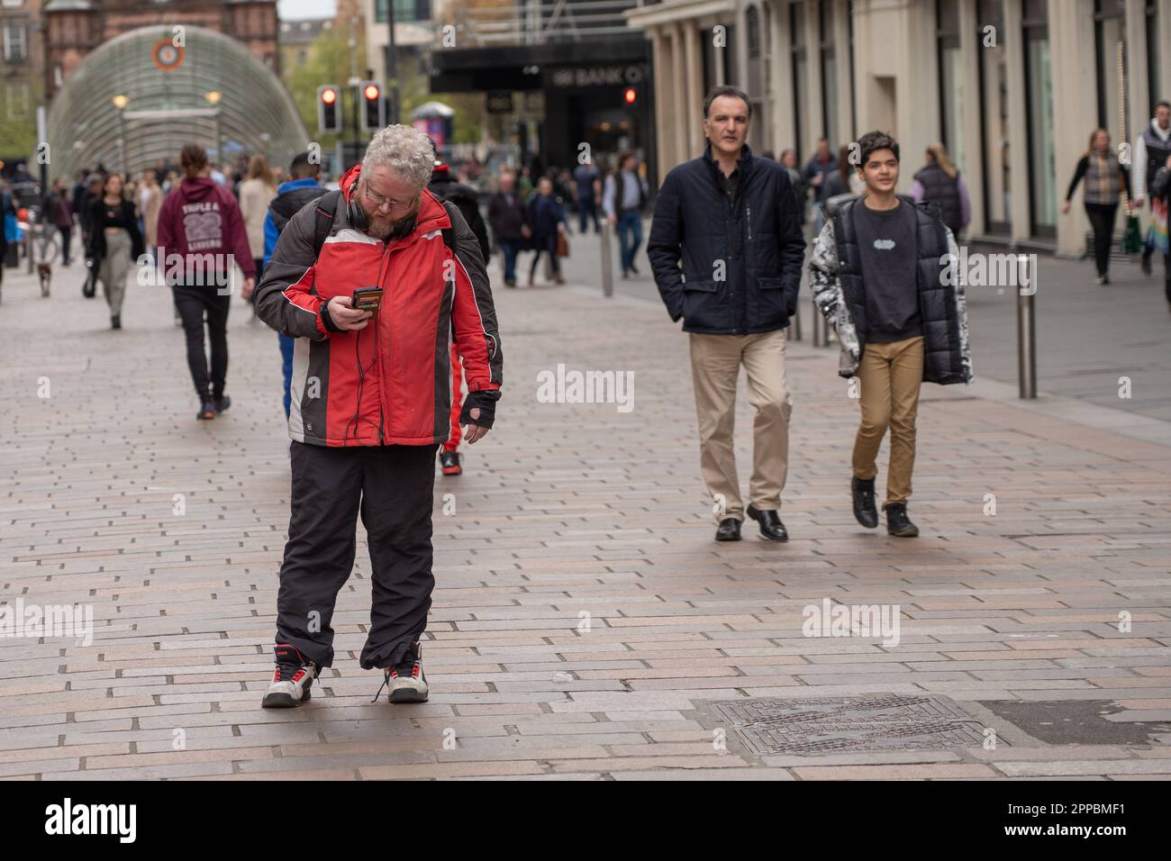 Glasgow, Scozia, Regno Unito. 23rd Apr, 2023. I pedoni nel centro di Glasgow ricevono l'allarme di prova alle 3pm:00 sui telefoni cellulari collegati alle reti 4G e 5G del Regno Unito. Credit: R.Gass/Alamy Live News Foto Stock