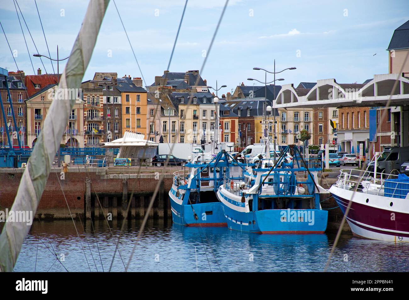 Barche da pesca blu nel porto di Dieppe, Normandia, Francia Foto Stock