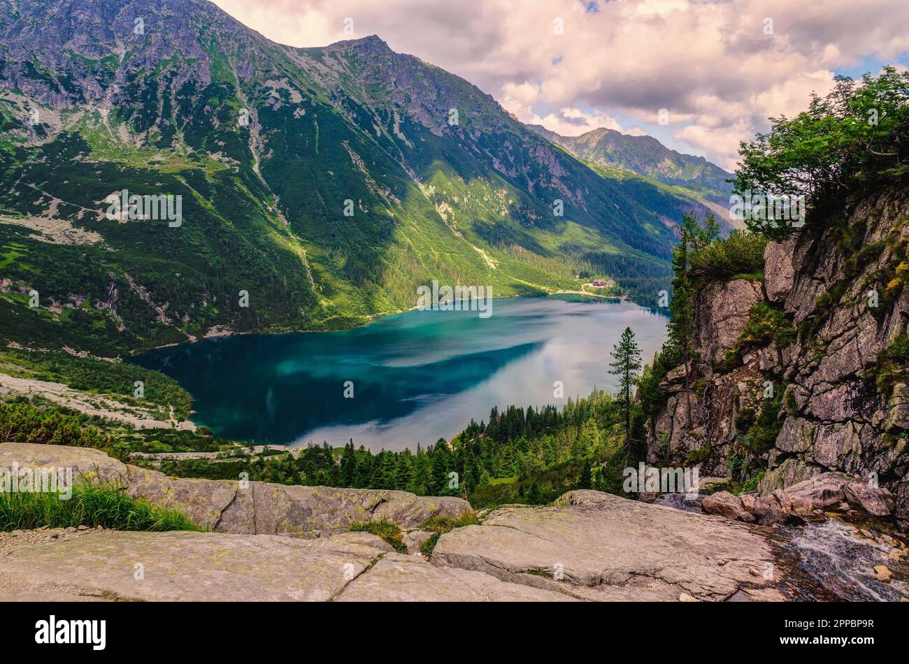 Splendida vista da cartolina sulle montagne polacche. Popolare lago Morskie Oko nel Parco Nazionale di Tatra, Polonia. Foto Stock