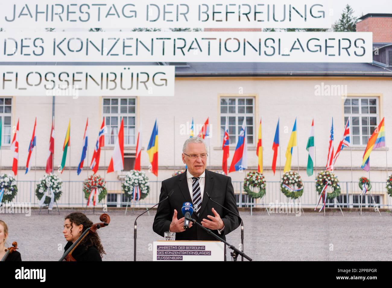 23 aprile 2023, Baviera, Flossenbürg: Joachim Herrmann (CSU), Ministro dell'interno bavarese, interviene in occasione della commemorazione del 78th° anniversario della liberazione del campo di concentramento di Flossenbürg. Il campo di concentramento di Flossenbürg era stato liberato dall'esercito degli Stati Uniti il 23 aprile 1945. Su circa 100.000 persone imprigionate lì o nei campi secondari, circa 30.000 erano morte. Foto: Daniel Karmann/dpa Foto Stock