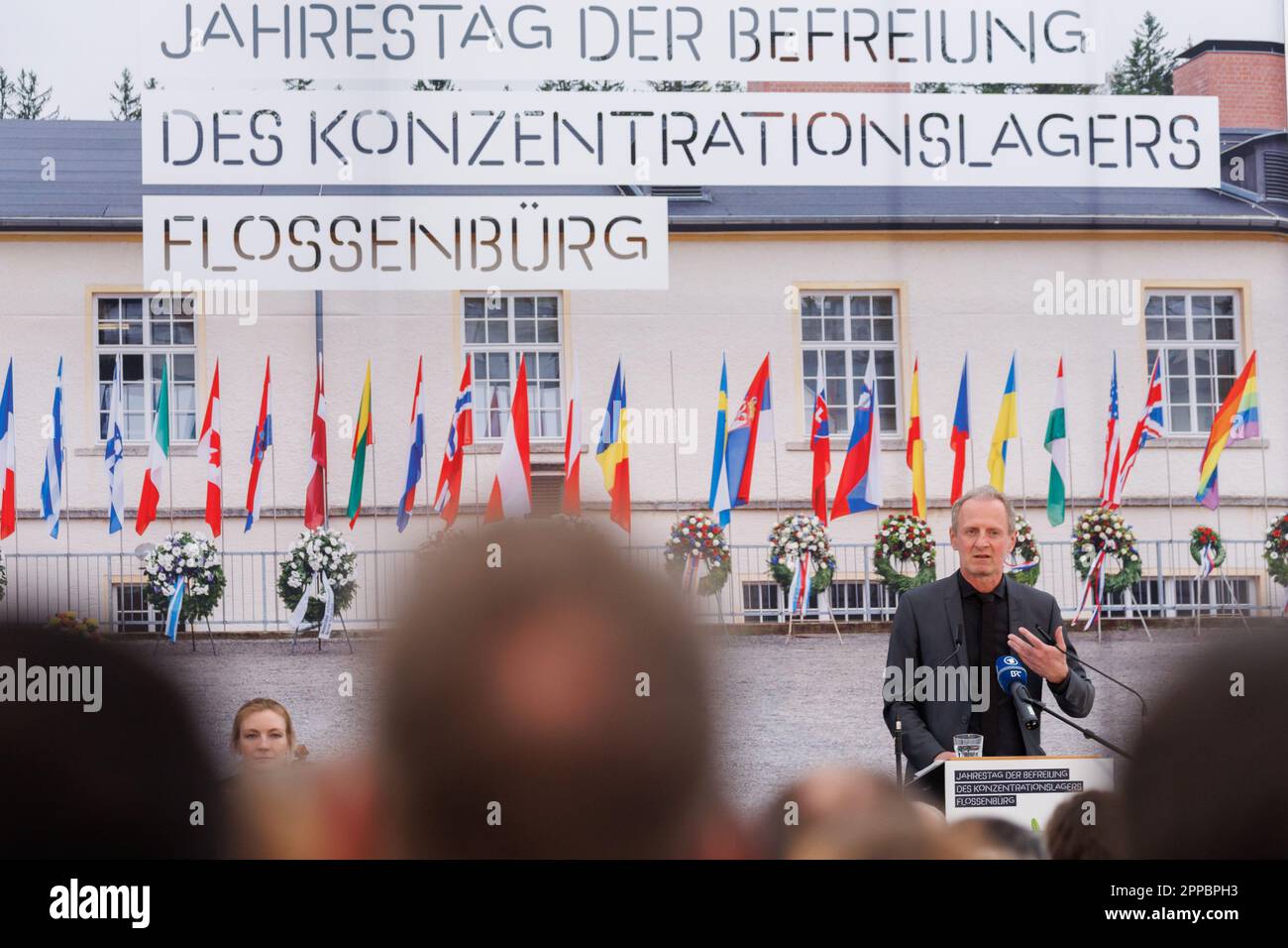 23 aprile 2023, Baviera, Flossenbürg: Jörg Skriebeleit, direttore del Memoriale del campo di concentramento di Flossenbürg, parla in occasione della commemorazione del 78th° anniversario della liberazione del campo di concentramento di Flossenbürg. Il campo di concentramento di Flossenbürg era stato liberato dall'esercito degli Stati Uniti il 23 aprile 1945. Su circa 100.000 persone imprigionate lì o nei campi secondari, circa 30.000 erano morte. Foto: Daniel Karmann/dpa Foto Stock