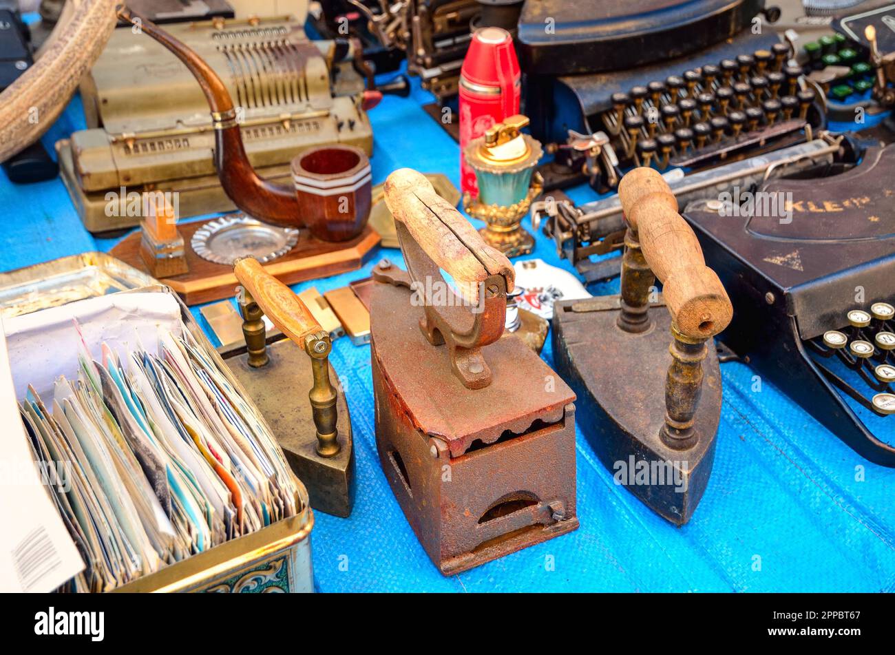 Jelenia Gora, Polonia - 27 settembre 2014: Uno dei più grandi mercati delle pulci in Polonia. Fiera dell'antiquariato che si tiene l'ultimo fine settimana di ogni anno a Jelenia Gora, Foto Stock