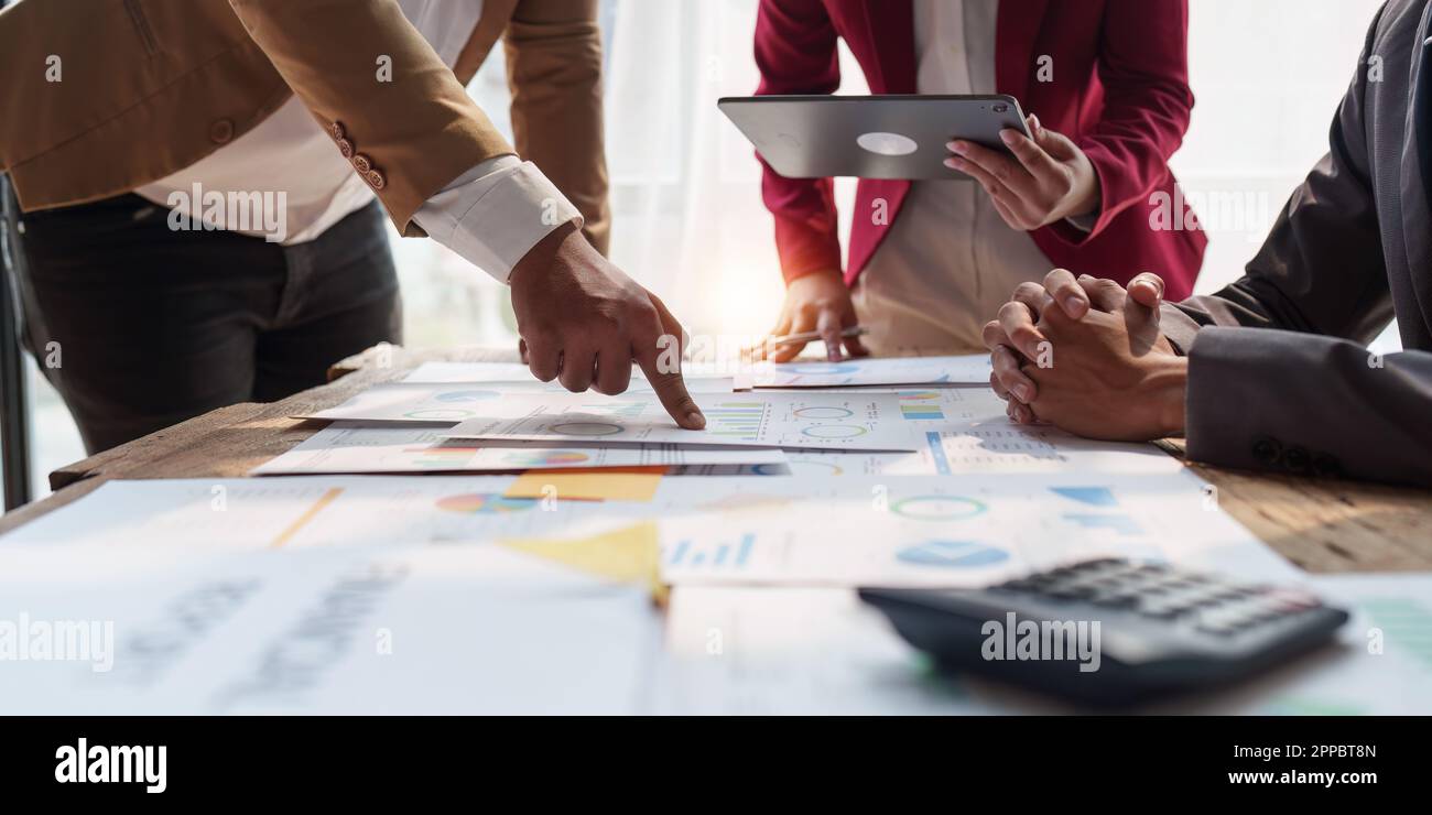 Primo piano di colleghi diversi riuniscono il brainstorming discutere le statistiche finanziarie durante la riunione dell'ufficio. Finanza, lavoro di squadra, grafici dei big data grafici grafici concetto Foto Stock