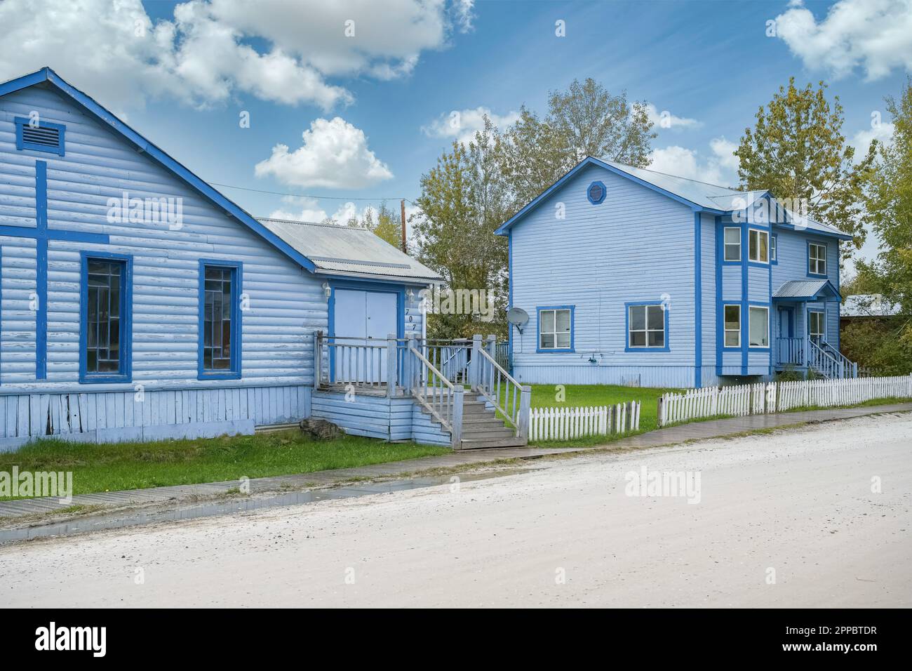 Dawson città in Yukon, Canada, case colorate nel villaggio antico della corsa all'oro Foto Stock