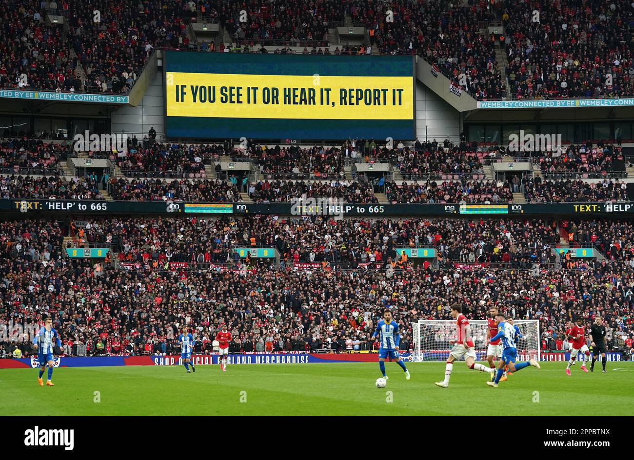 Un messaggio anti-discriminazione su un grande schermo durante la partita semifinale della Emirates fa Cup al Wembley Stadium, Londra. Data immagine: Domenica 23 aprile 2023. Foto Stock