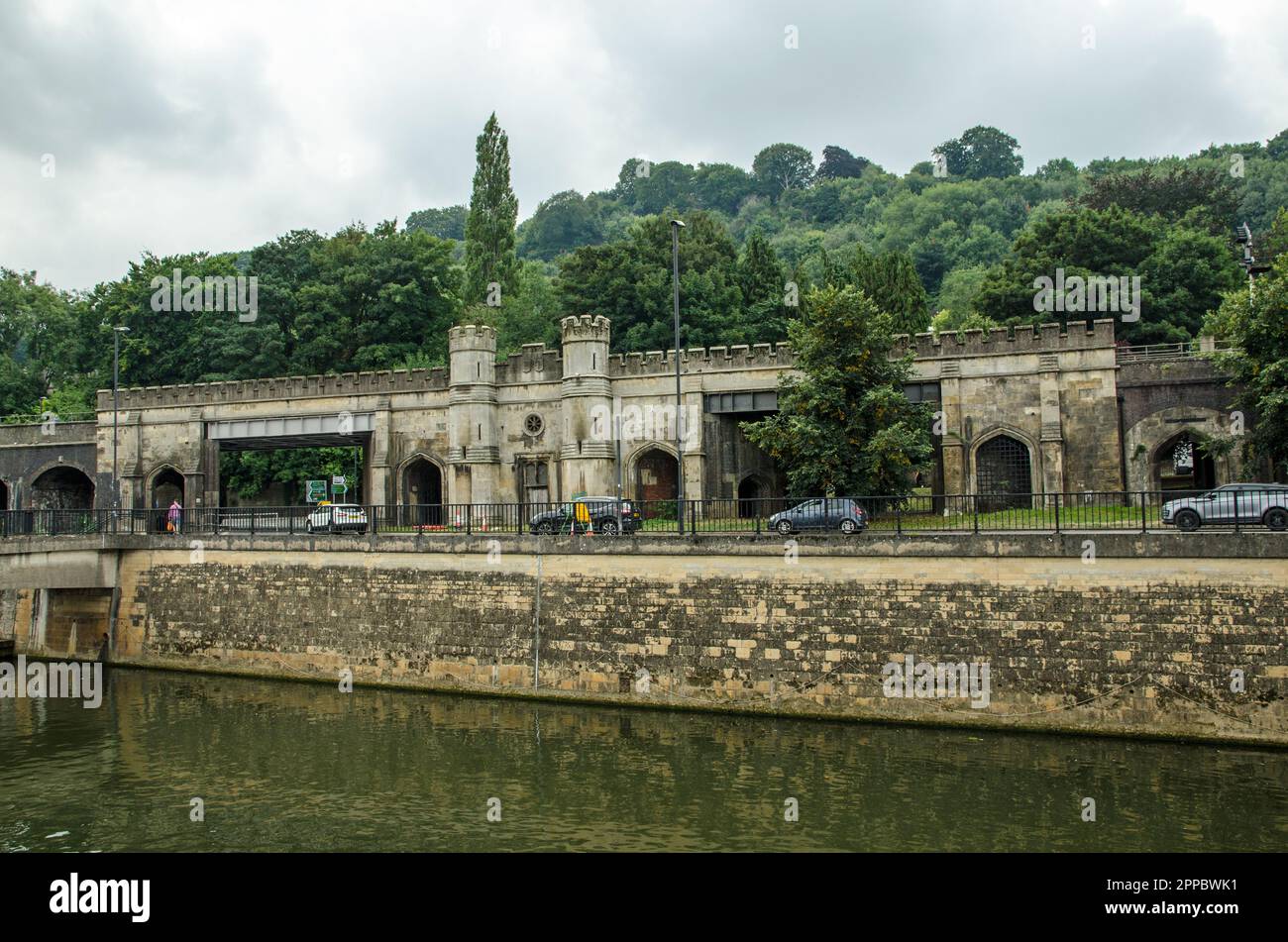 Bath, UK - 3 settembre 2022: Vista sul fiume Avon verso il caratteristico ponte ferroviario di Claverton Street in una nuvolosa mattinata autunnale. Il ponte Foto Stock