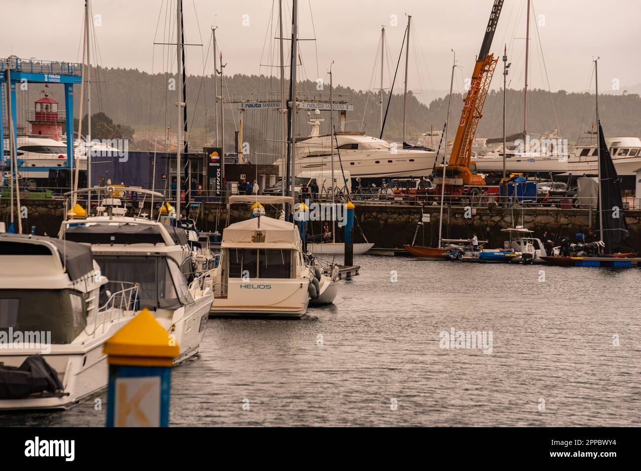 sanxenxo, pontevedra, spagna. apr, 23th, 2023. In questa seconda gara della coppa nazionale è tornata ad essere in 1st° posizione la barca del re emerito di spagna D. Juan Carlos i che oggi come ieri non è stato imbarcato insieme al resto del suo equipaggio della nave Bribon. Credit: Xan/Alamy Live News/Alamy Live News Foto Stock