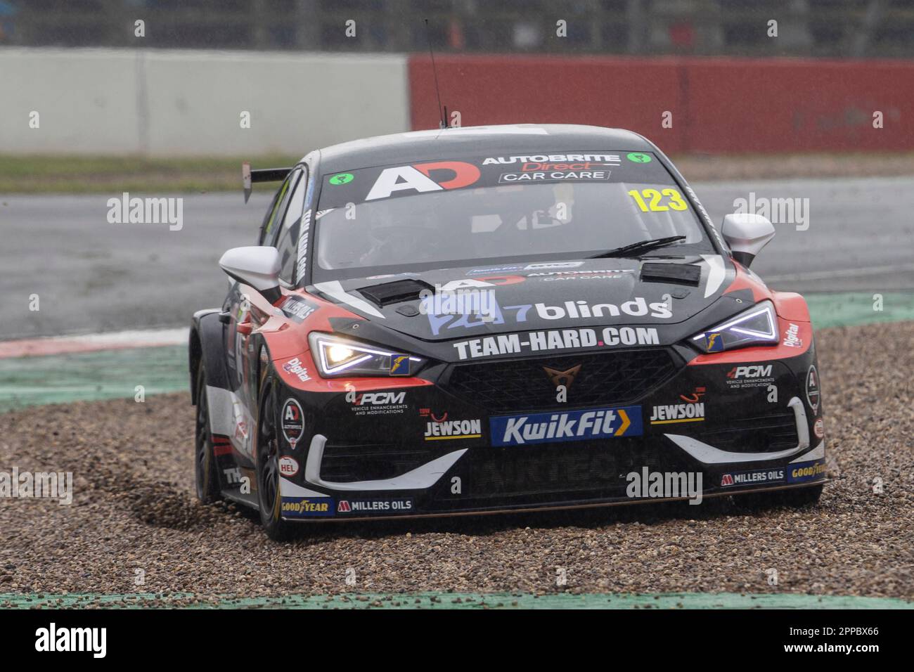 Donington Park, Castle Donington, Leicestershire, Regno Unito. 23rd aprile 2023; 23rd aprile 2023; Donington Park, Castle Donington, Leicestershire, Inghilterra: Kwik Fit British Touring Car Championship; Daniel Lloyd nel suo Autobrite Direct con Millers Oils Cupra Leon prende alla ghiaia di credito: Action Plus Sport Images/Alamy Live News Foto Stock