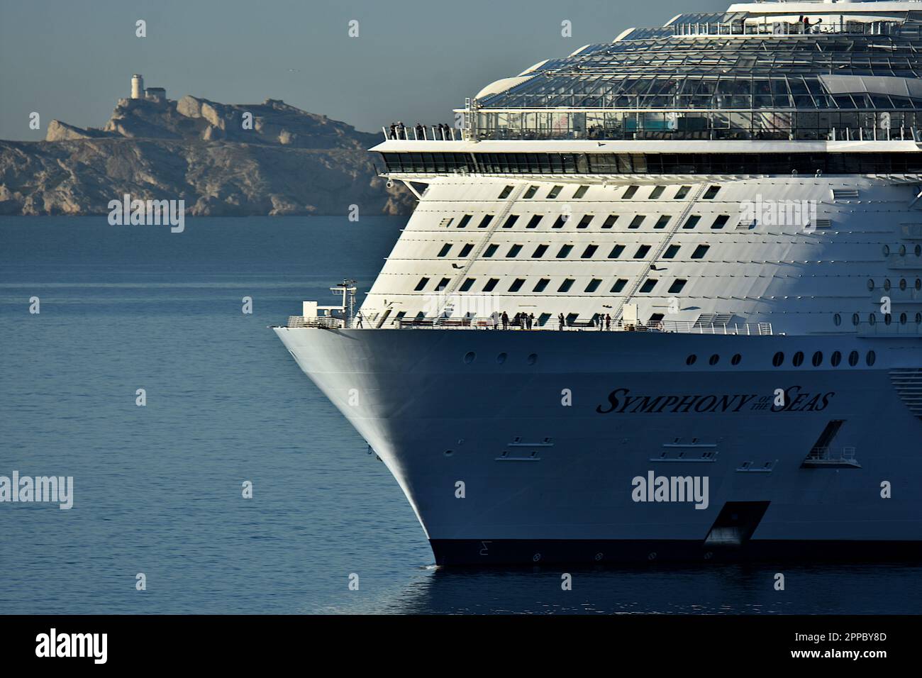 La nave passeggeri Symphony of the Seas arriva al porto mediterraneo francese di Marsiglia. Foto Stock