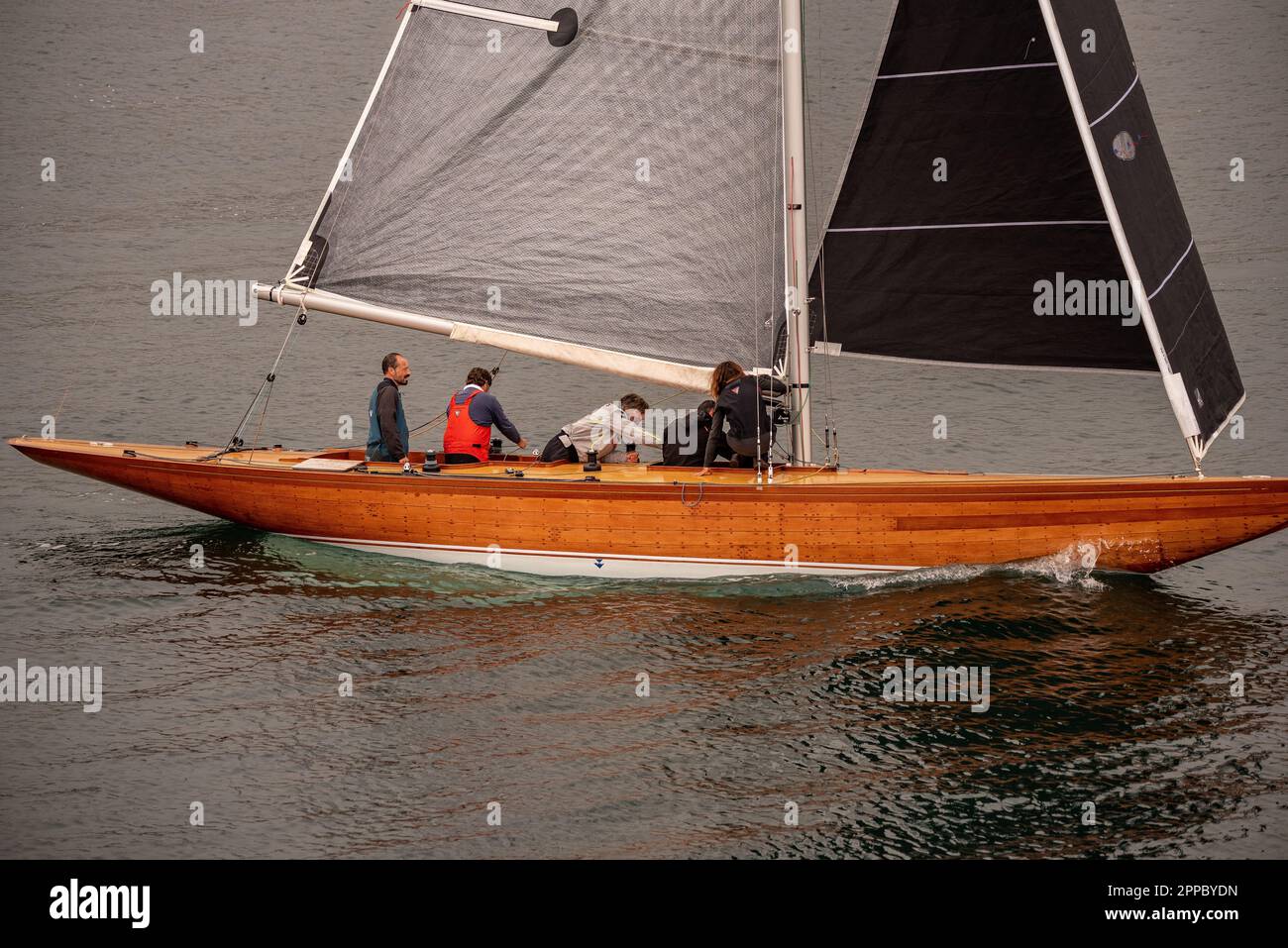 sanxenxo, pontevedra, spagna. apr, 23th, 2023. In questa seconda gara della coppa nazionale è tornata ad essere in 1st° posizione la barca del re emerito di spagna D. Juan Carlos i che oggi come ieri non è stato imbarcato insieme al resto del suo equipaggio della nave Bribon. Credit: Xan/Alamy Live News/Alamy Live News Foto Stock