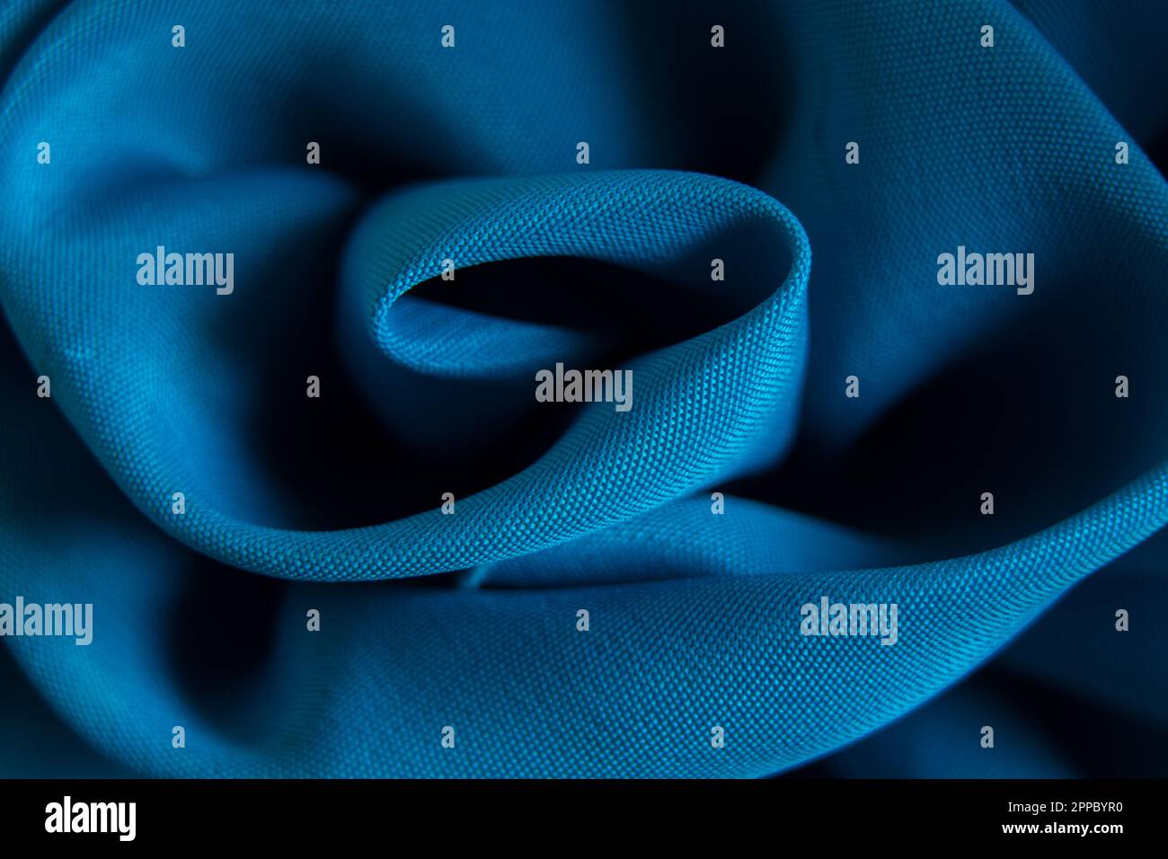 tessuto di seta blu rugoso in onde come sfondo per il design Foto Stock