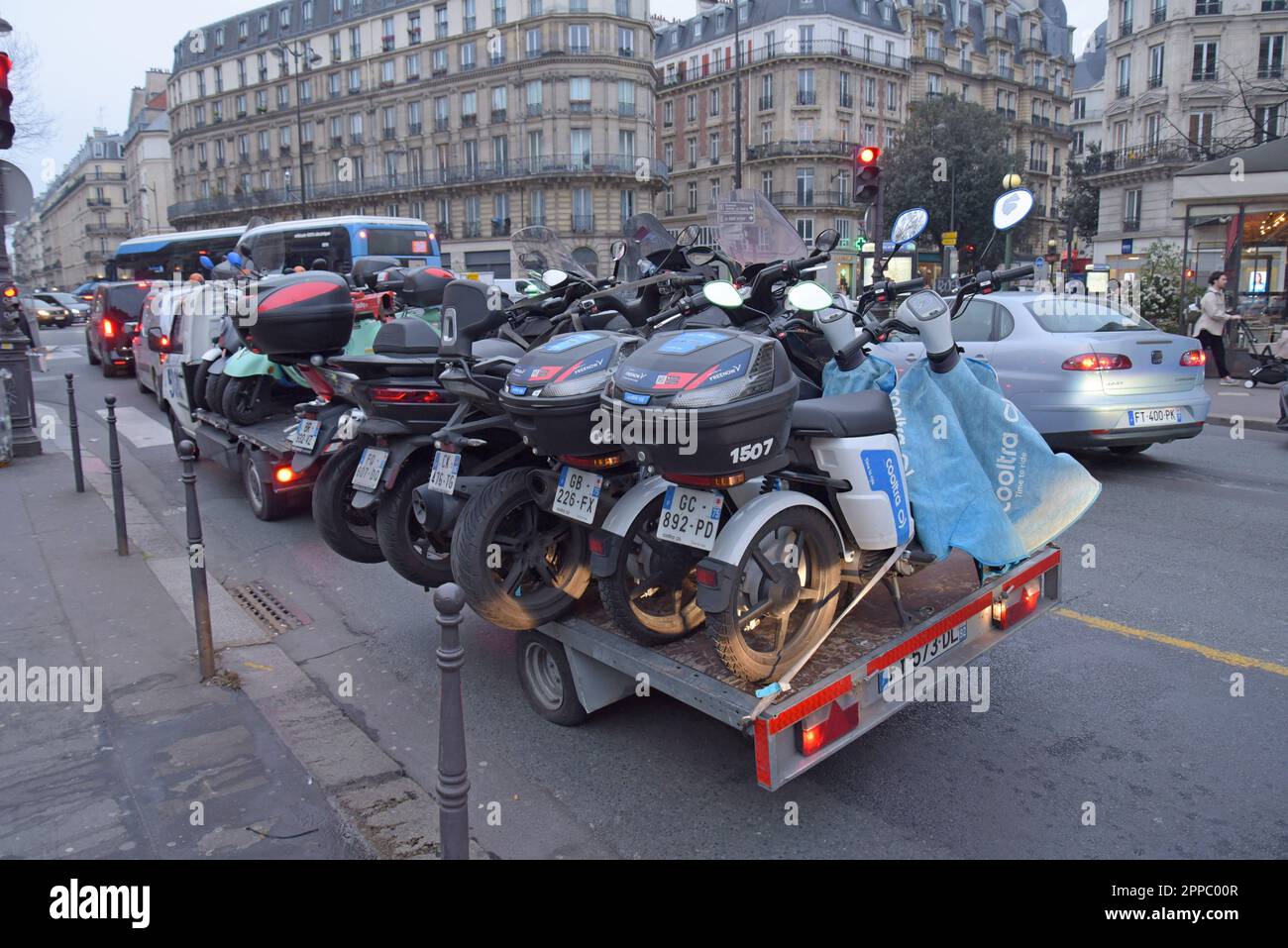 Un camion con ciclomotori e scooter rimosso e impaccato dalle strade di Pris, Francia, gennaio 2023 Foto Stock