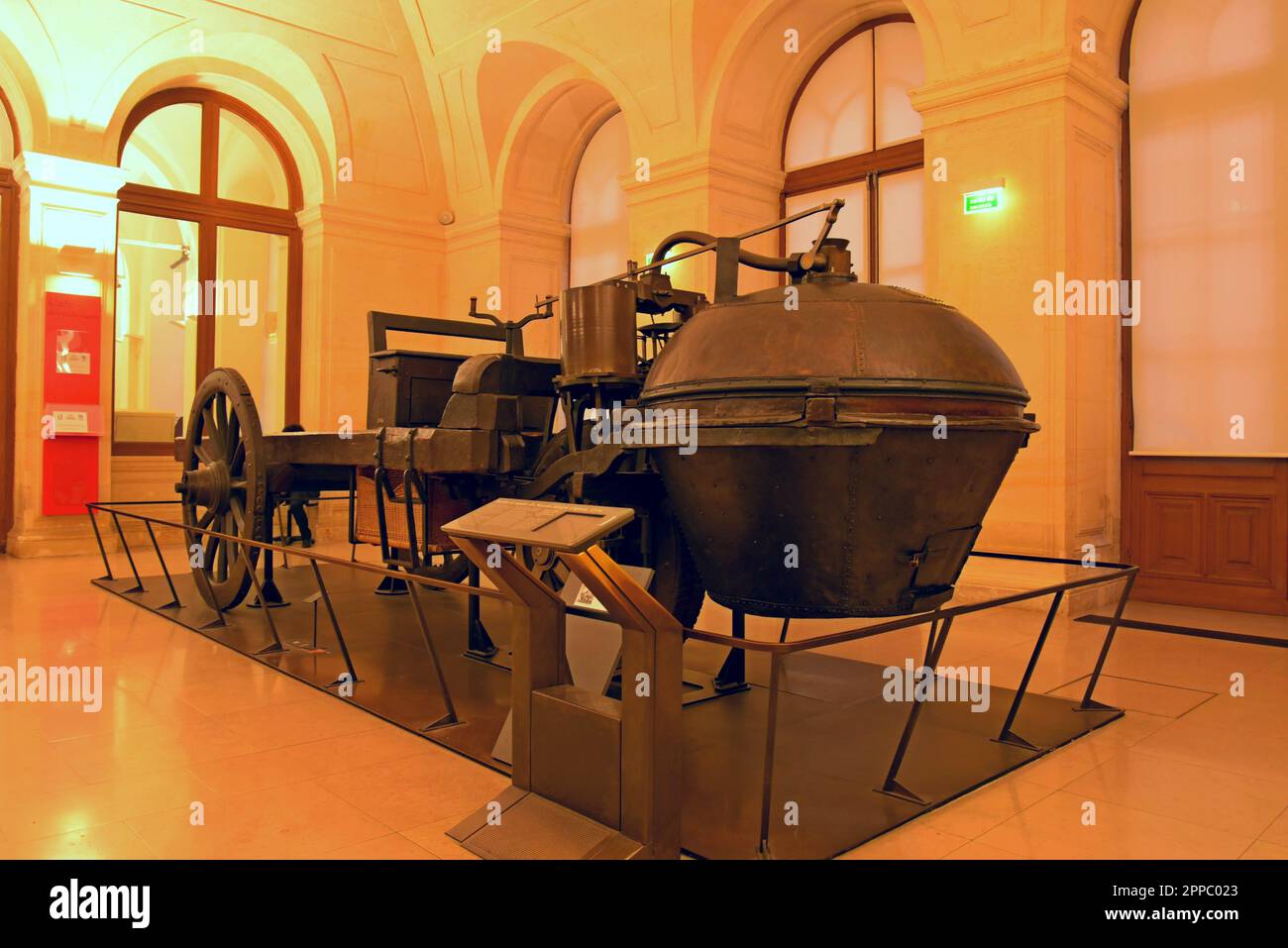 L'originale carrozza a vapore di Nicolas Cugnot, il primo veicolo al mondo, dal 1770, in mostra al Musee des Arts EET Metiers, Parigi, Francia Foto Stock