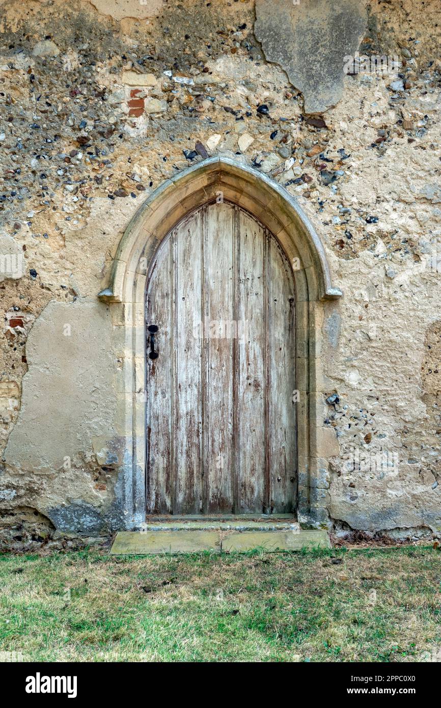 Piccola porta in legno presso la chiesa di Sant'Andrea e Sant'Eustaco, Hoo, Suffolk Foto Stock