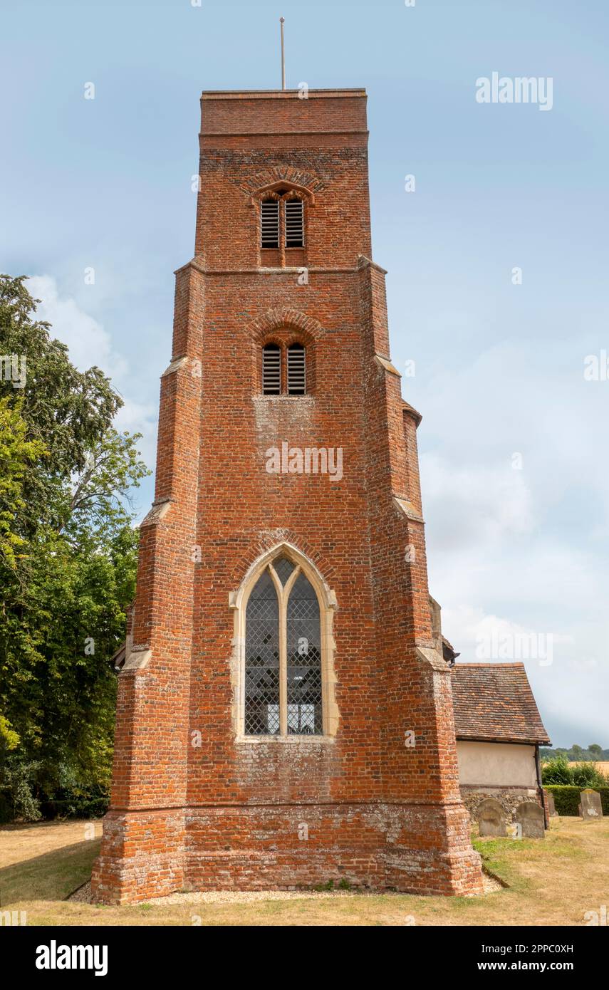 La torre di mattoni rossi di Sant'Andrea e Sant'Eustaco, Hoo, Suffolk Foto Stock