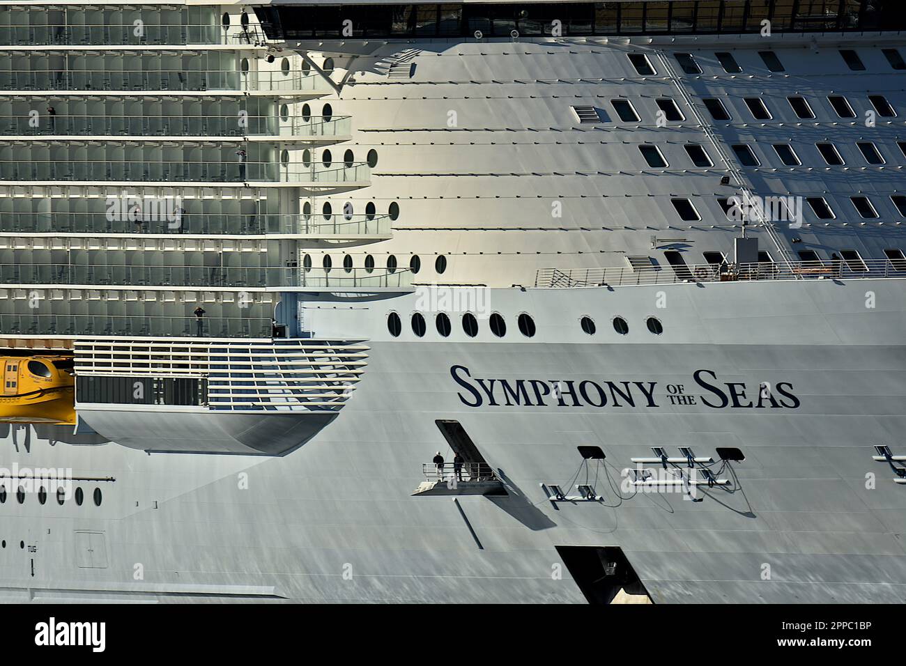 Marsiglia, Francia. 18th Apr, 2023. La nave passeggeri Symphony of the Seas arriva al porto mediterraneo francese di Marsiglia. (Credit Image: © Gerard Bottino/SOPA Images via ZUMA Press Wire) SOLO PER USO EDITORIALE! Non per USO commerciale! Foto Stock