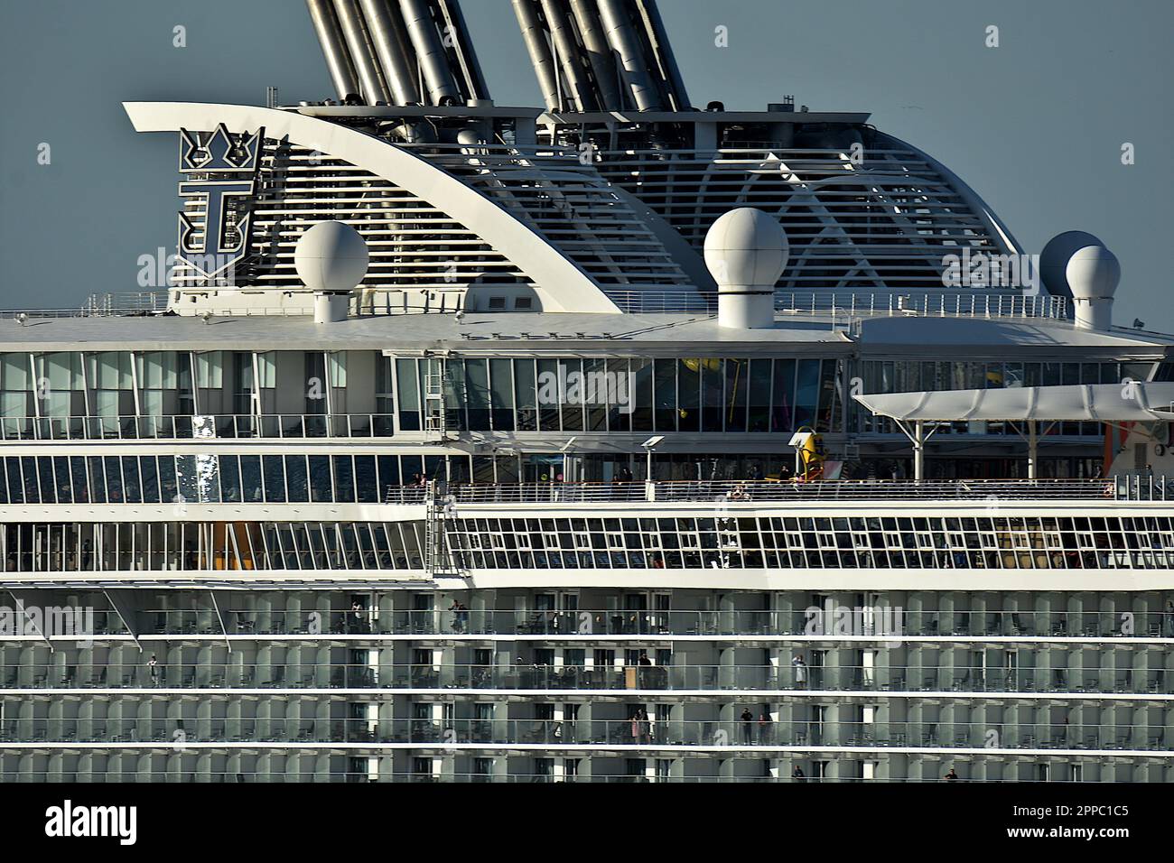 Marsiglia, Francia. 18th Apr, 2023. La nave passeggeri Symphony of the Seas arriva al porto mediterraneo francese di Marsiglia. (Credit Image: © Gerard Bottino/SOPA Images via ZUMA Press Wire) SOLO PER USO EDITORIALE! Non per USO commerciale! Foto Stock