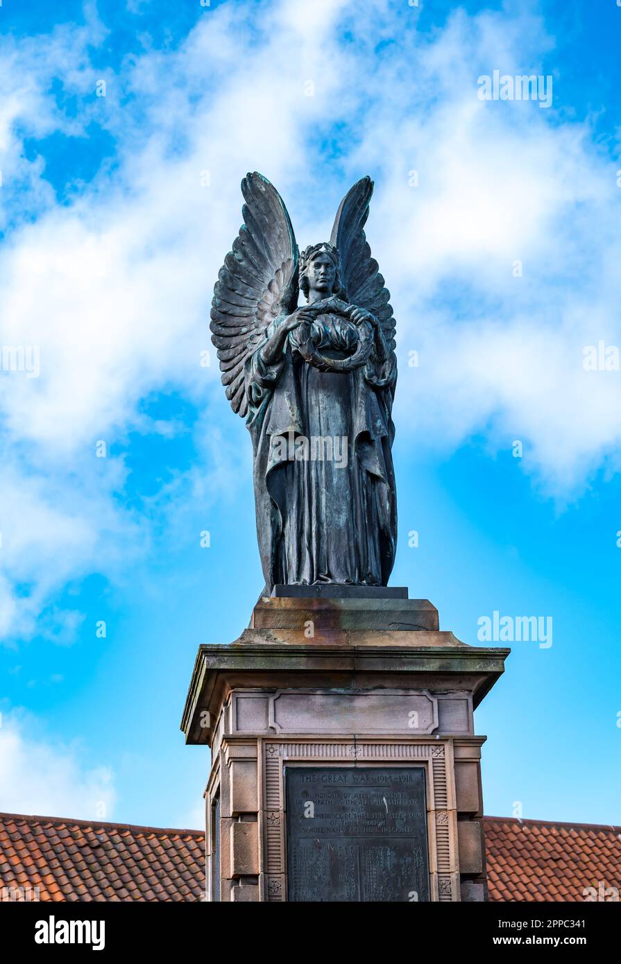 Statua dell'angelo della pace di Alexander Carrick al monumento commemorativo di guerra, Berwick upon Tweed, Inghilterra, Regno Unito Foto Stock