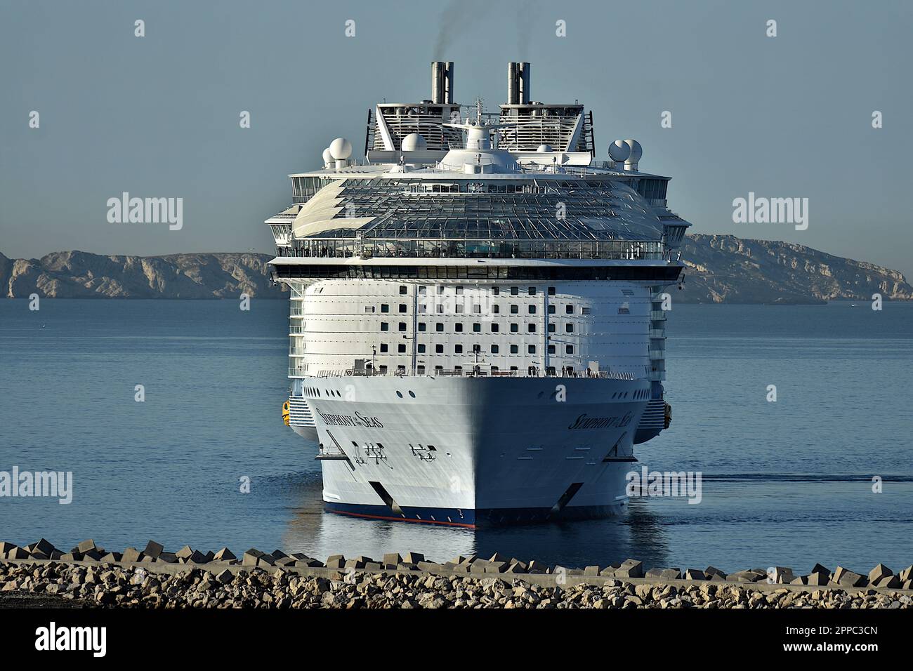 Marsiglia, Francia. 18th Apr, 2023. La nave passeggeri Symphony of the Seas arriva al porto mediterraneo francese di Marsiglia. (Foto di Gerard Bottino/SOPA Images/Sipa USA) Credit: Sipa USA/Alamy Live News Foto Stock