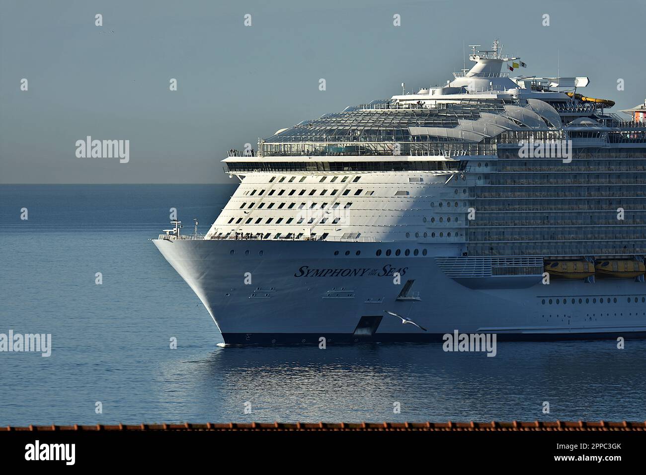 Marsiglia, Francia. 18th Apr, 2023. La nave passeggeri Symphony of the Seas arriva al porto mediterraneo francese di Marsiglia. (Foto di Gerard Bottino/SOPA Images/Sipa USA) Credit: Sipa USA/Alamy Live News Foto Stock