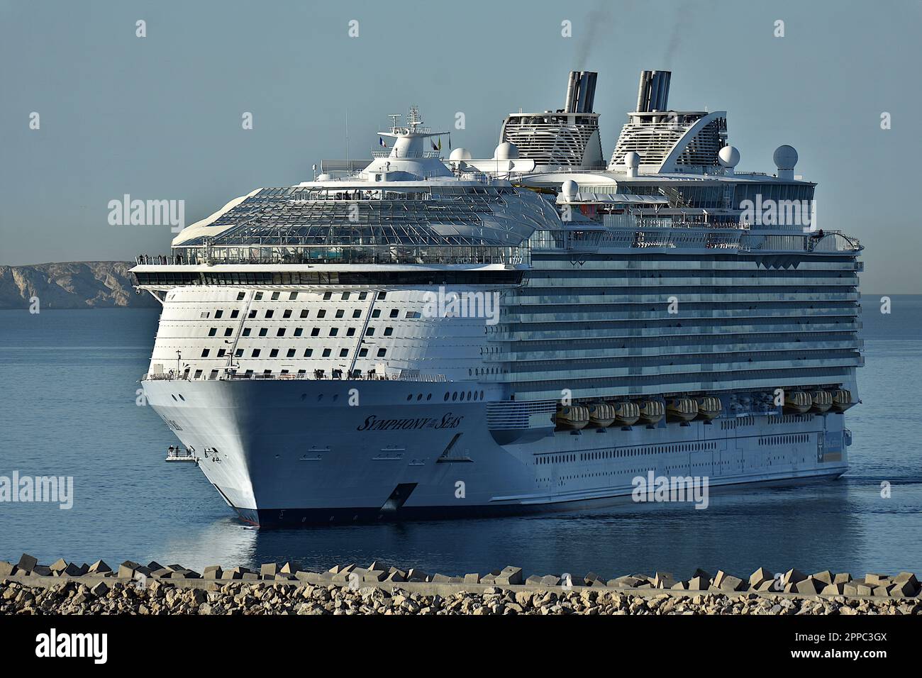 Marsiglia, Francia. 18th Apr, 2023. La nave passeggeri Symphony of the Seas arriva al porto mediterraneo francese di Marsiglia. (Foto di Gerard Bottino/SOPA Images/Sipa USA) Credit: Sipa USA/Alamy Live News Foto Stock