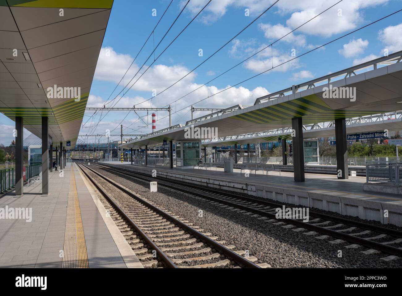 'Prague-Zahradní město', nuova stazione ferroviaria aperta alle 2021 come parte della ricostruzione del segmento di corridoio ferroviario a sud-est di Praga. Foto Stock