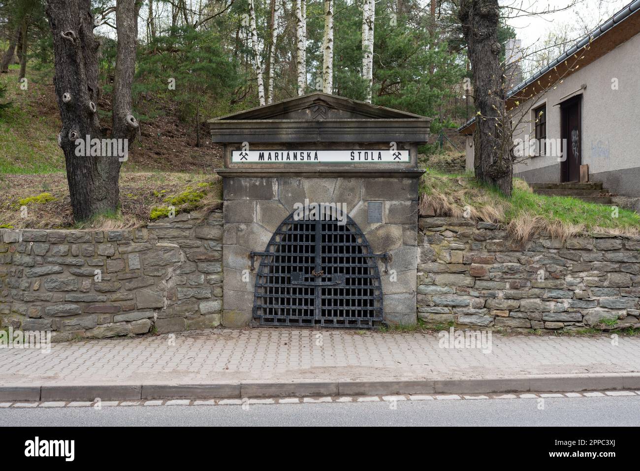 Portale di abit minerario di Marie (Maria) nella città Boemia centrale di Příbram. Ristrutturato, con un cartello, situato vicino a una strada. Foto Stock