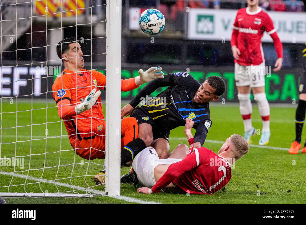 ALKMAAR, PAESI BASSI - 23 APRILE: Portiere Joel Pereira di RKC Waalwijk, Jens Odgaard di AZ durante la partita di Eredivie tra AZ e RKC Waalwijk allo stadio AFAS il 23 aprile 2023 ad Alkmaar, Paesi Bassi (Foto di Patrick Goosen/Orange Pictures) Foto Stock