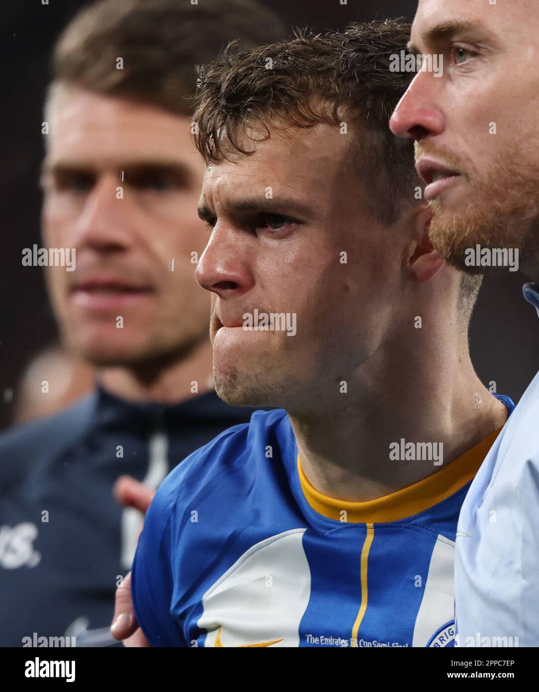 Londra, Regno Unito. 23rd Apr, 2023. Solly March (B&ha) ha calato dopo aver perso il calcio di punizione alla semifinale della Emirates fa Cup Brighton & Hove Albion contro Manchester United, partita al Wembley Stadium, Londra, Regno Unito, il 23rd aprile 2023. Credit: Paul Marriott/Alamy Live News Foto Stock