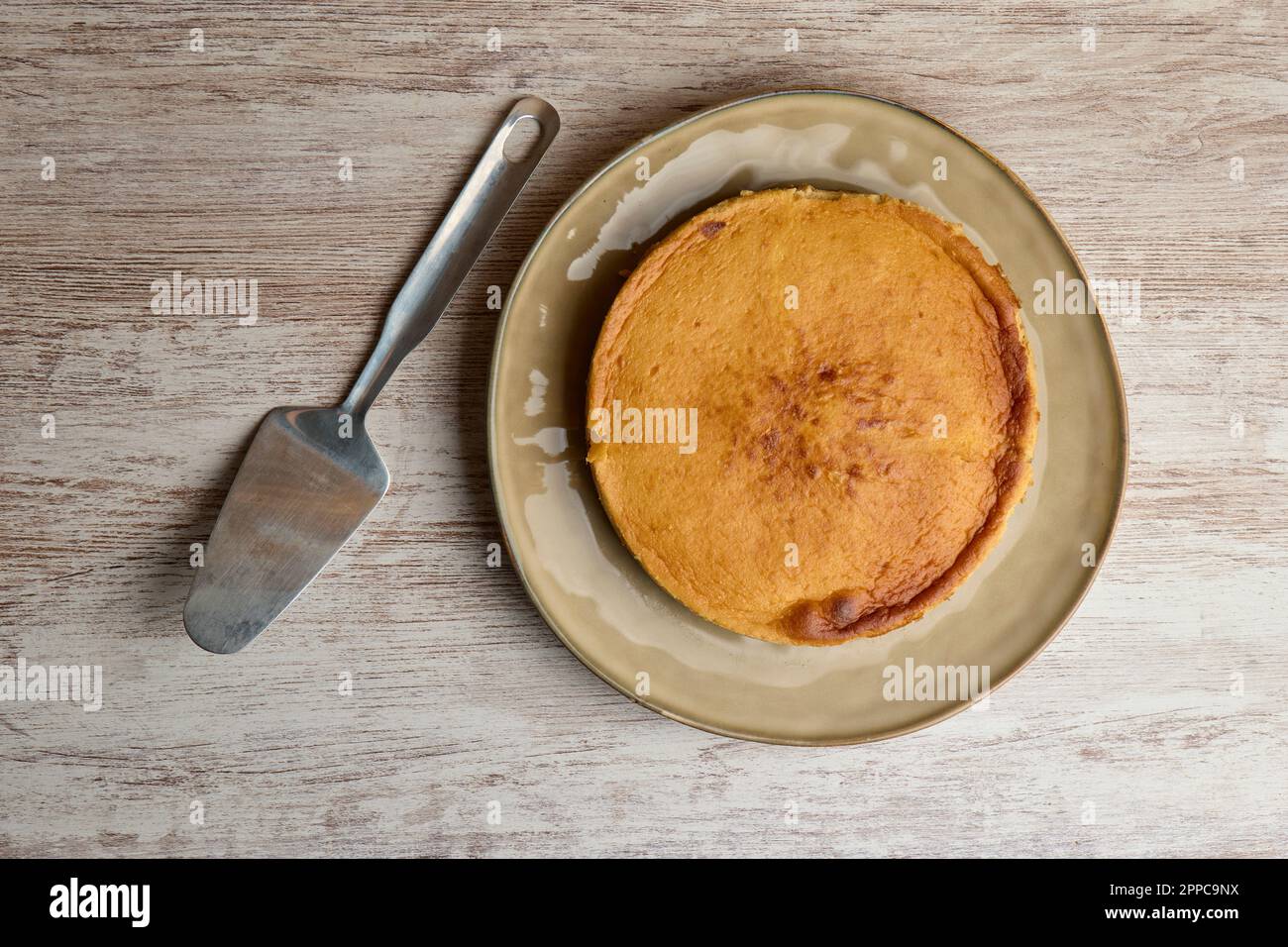 Cheesecake pompa fatta in casa sfondo di legno bianco Foto Stock