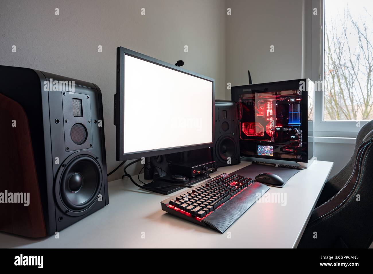 Moderna configurazione di gioco desktop sulla scrivania con luci LED sullo  sfondo. Concetto di carattere di gioco moderno sul display del computer  Foto stock - Alamy