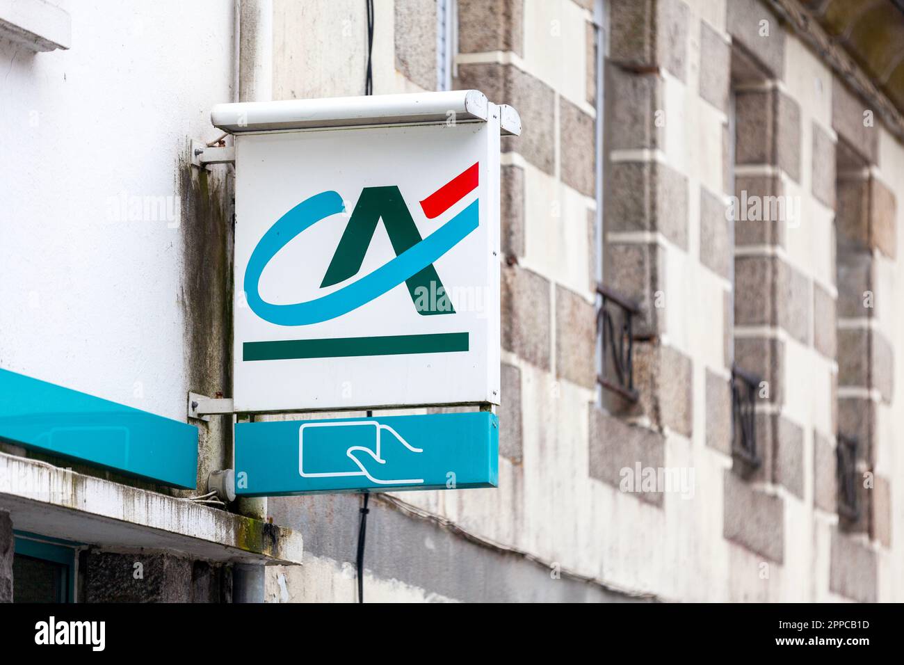 Huelgoat, Francia - Aprile 20 2023: Firma del Crédit agricole, un gruppo bancario internazionale francese e il più grande istituto finanziario cooperativo del mondo Foto Stock