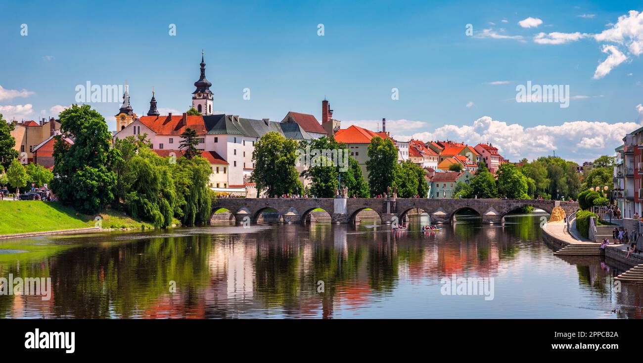 Città medievale Pisek e storico ponte in pietra sul fiume Otava nella Boemia meridionale, Repubblica Ceca. Ponte di pietra di Pisek, il più antico conservato in anticipo Foto Stock