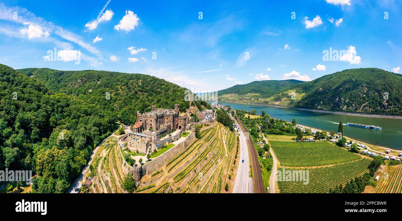 Castello di Reichenstein con Clemenskapelle, Trechtingshausen sul fiume Reno. Valle del Reno medio, Renania-Palatinato, Germania, Europa. Reichenstein Foto Stock