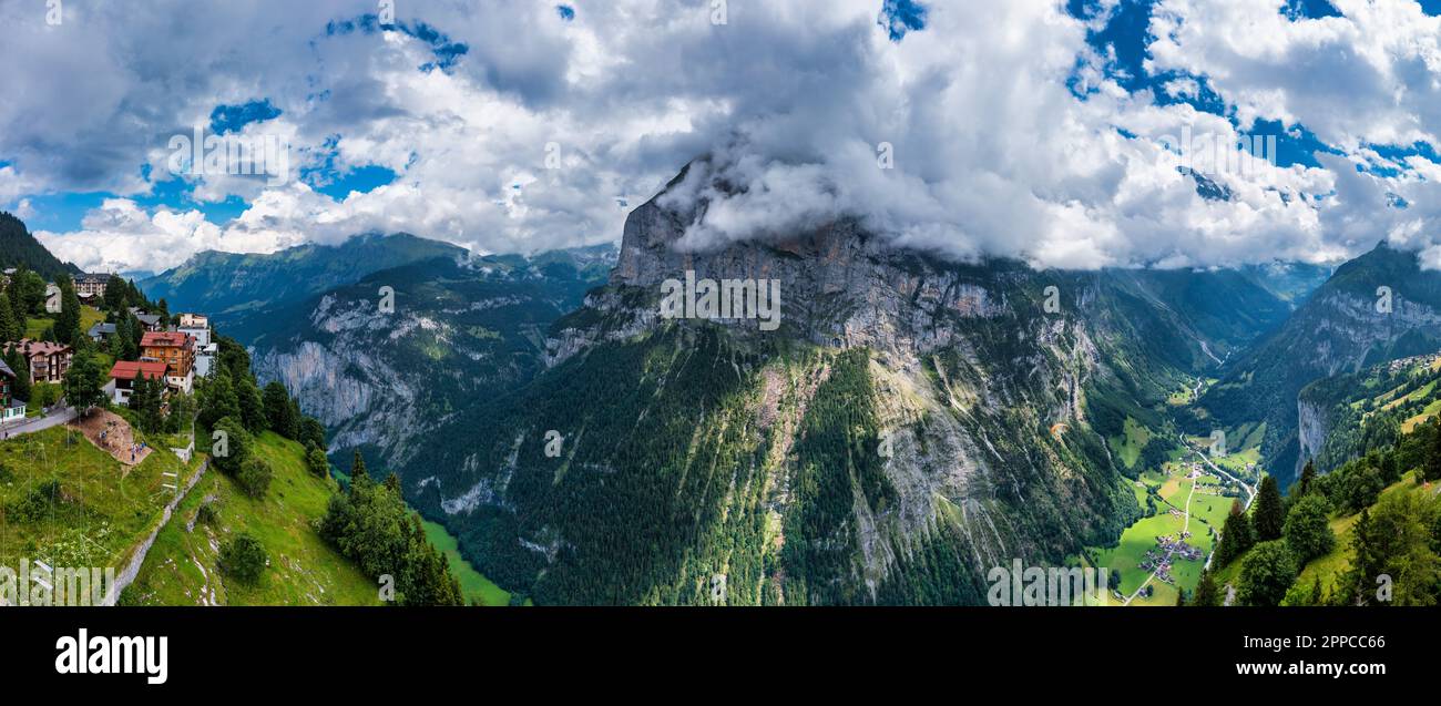 Lauterbrunnen valle con la famosa natura e cascate. Valle Lauterbrunnen, Oberland bernese, Svizzera, Europa. Vista spettacolare di Lauterbrunnen Foto Stock