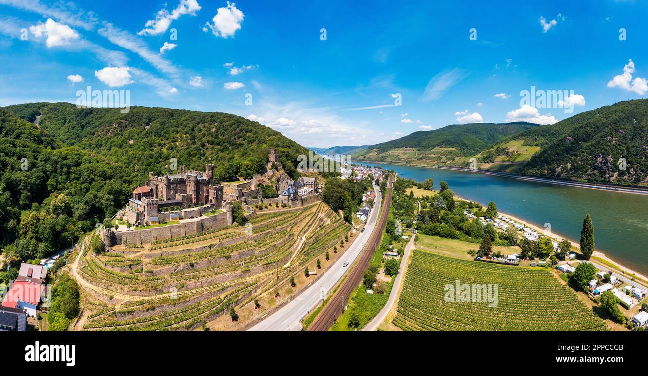 Castello di Reichenstein con Clemenskapelle, Trechtingshausen sul fiume Reno. Valle del Reno medio, Renania-Palatinato, Germania, Europa. Reichenstein Foto Stock