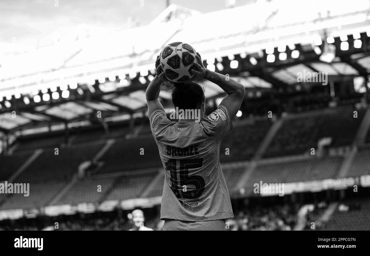 (La foto è stata convertita in B&W) Lucy Bronze di Barcellona si prepara a lanciarsi durante la semifinale della UEFA Women's Champions League a Stamford Bridge, Londra. Data immagine: Sabato 22 aprile 2023. Foto Stock