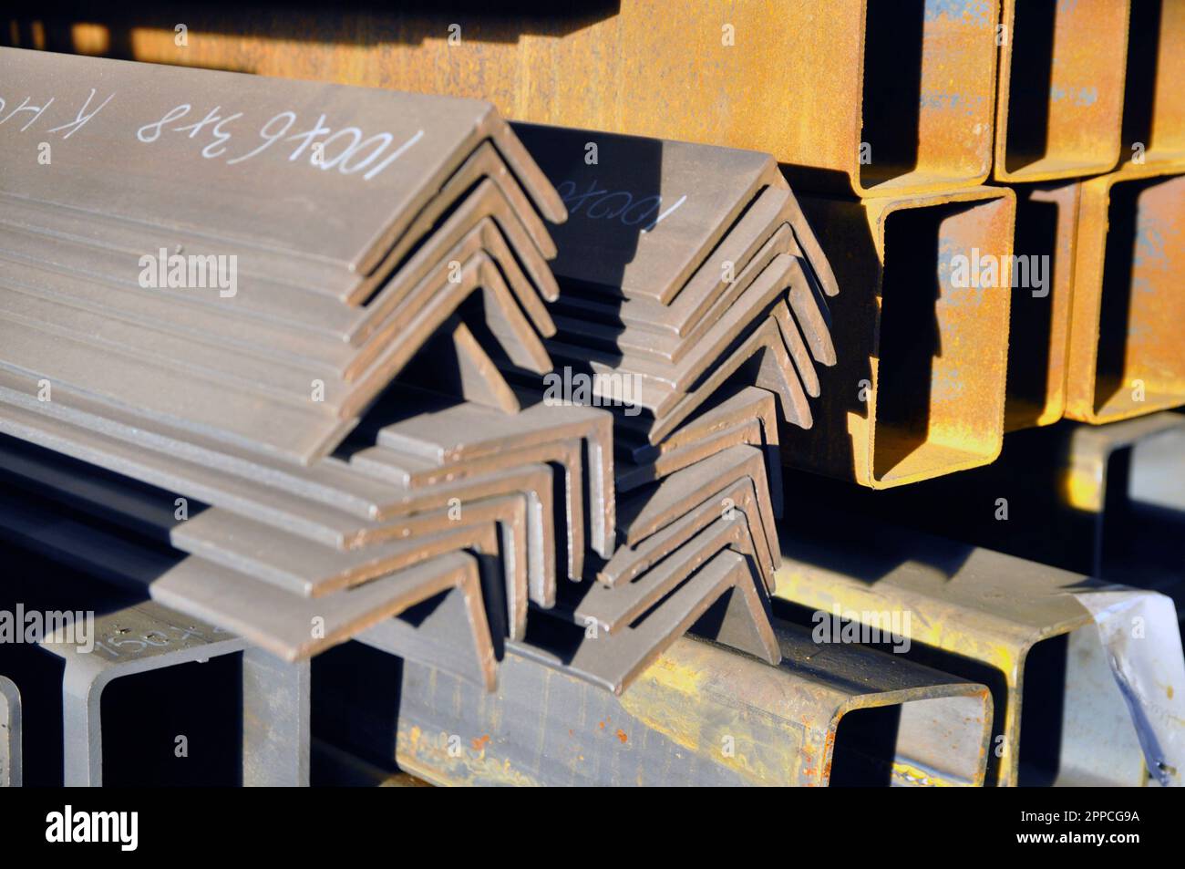 Stoccaggio di metalli laminati nel magazzino dell'impianto. Foto Stock