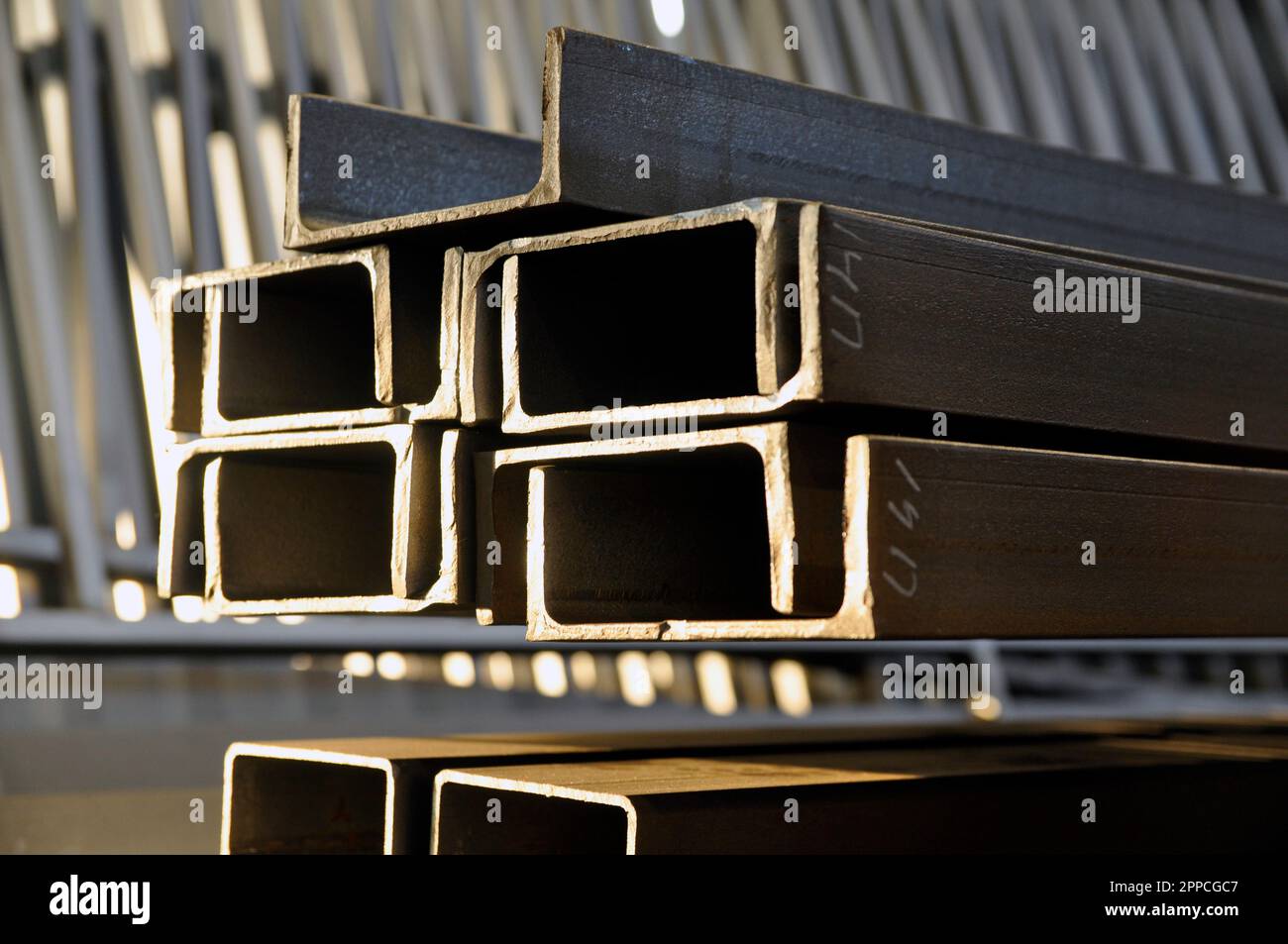 Stoccaggio di metalli laminati nel magazzino dell'impianto. Foto Stock