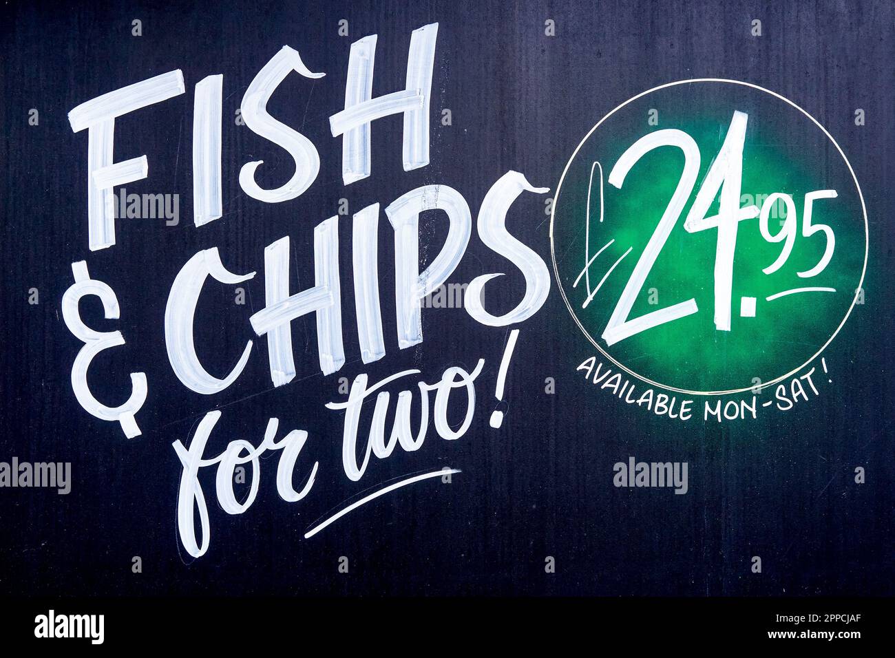 Annuncio per il tradizionale inglese fish and chips pasto affare per due con prezzo Foto Stock