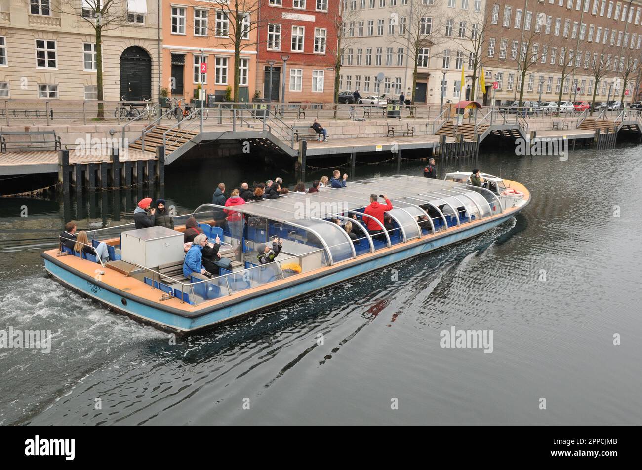 Copenaghen /Danimarca/23 aprile 2023/ turisti crociera in barca a hop on e hop of bus tour e cnal tour Copenaghen baot libert nella capitale danese Copenaghen. (Foto.Francis Joseph Dean/immagini del decano) Foto Stock